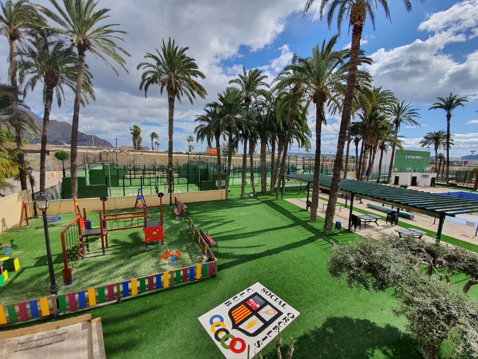 Pistas del Club Social Orcelis al atardecer